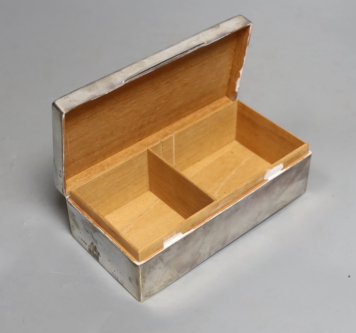 A George V engine turned rectangular silver mounted cigarette box, Birmingham, 1933, 17.8cm.